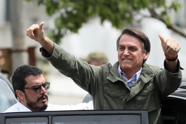 Autorizan derribar aviones "hostiles" durante investidura de Bolsonaro