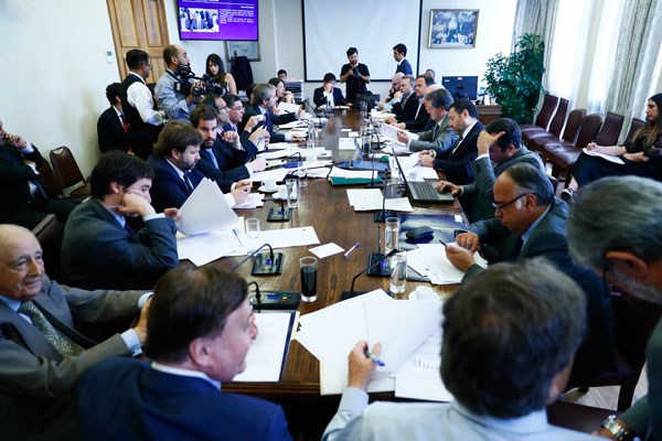 Comisión de Hacienda elimina categoría migratoria