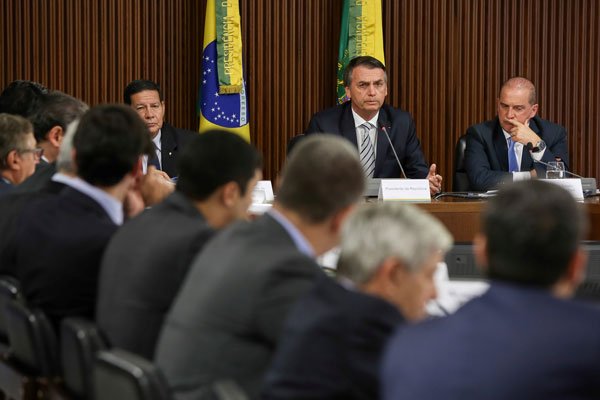 Bolsonaro anuncia privatización de aeropuertos y puertos, pero el plan todavía no tiene detalles