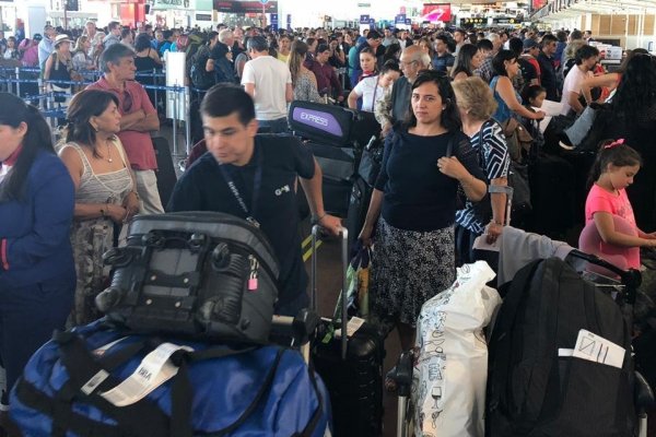 Aeropuerto de Santiago colapsó por falla en sistema de equipajes