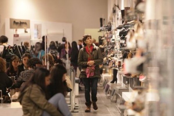 Ventas del comercio se vuelven a desacelerar y se salva de la caída gracias al sector mayorista y automotriz