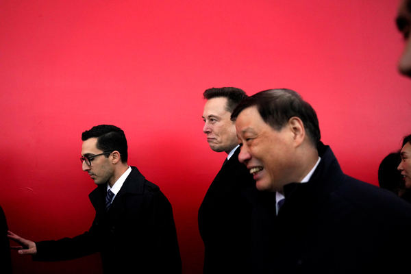 Musk pone la primera piedra de gran fábrica china de Tesla