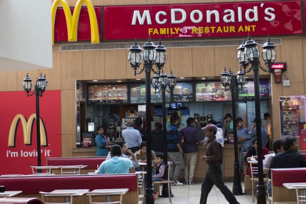 Comida rápida en huelga por violencia laboral en EEUU tras video viral de ataque en McDonald’s