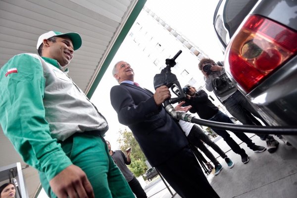 <p>Ministro Larraín adelanta que los precios de las bencinas seguirán bajando durante todas las vacaciones</p>