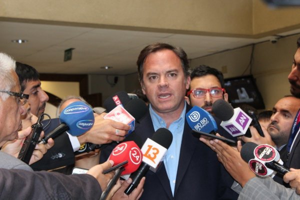 Oposición dilata presentación de acusación contra Chadwick y crea mesa para analizar su mérito
