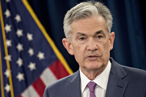 Minutas de la Fed revelan cautela sobre futuras alzas de tasa en EEUU