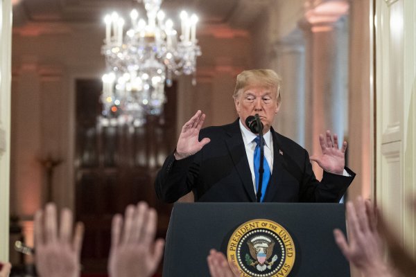Trump dice que no irá a cumbre del Foro Económico Mundial para seguir presionando por el muro