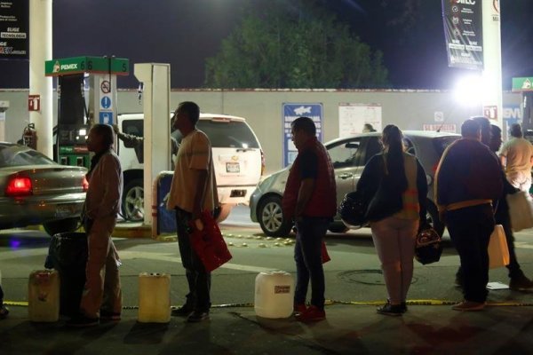 Venden bencina por Facebook ante crisis de desabastecimiento en México