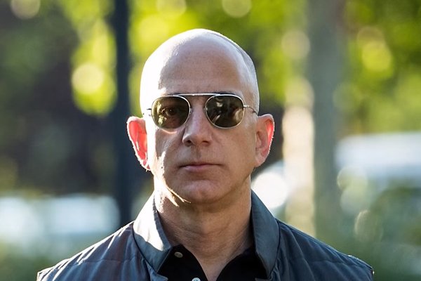 Trump se burla del divorcio de Jeff Bezos en Twitter y le pone un despectivo sobrenombre