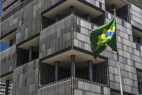 Bolsonaro designa a otro militar para presidir consejo administrativo de Petrobras