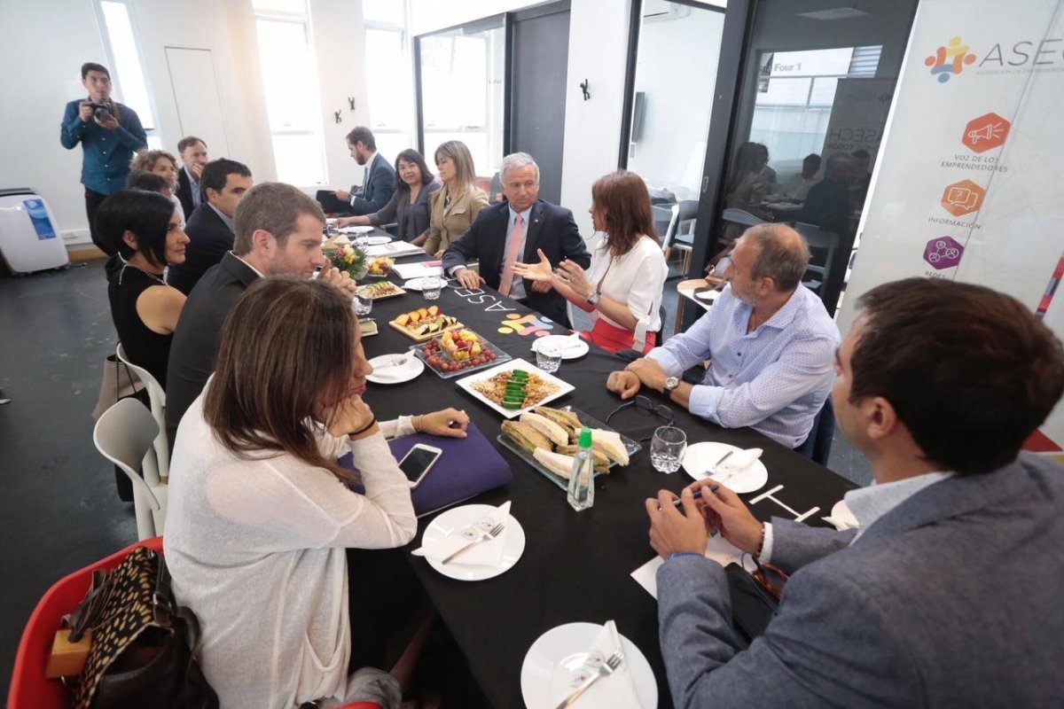 <p>Larraín fija cronograma de trabajo con emprendedores para "discutir los detalles" de modernización tributaria</p>