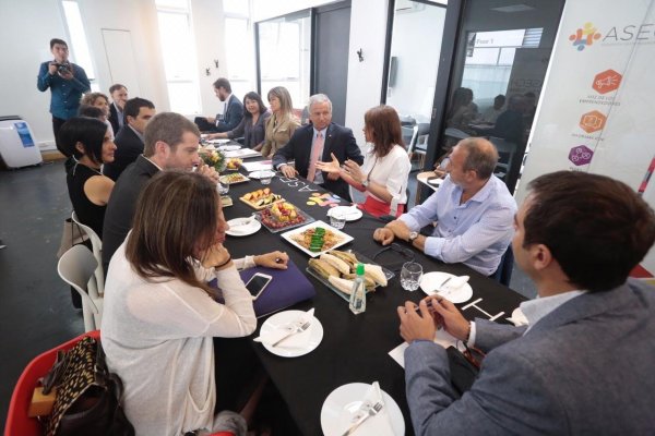 Larraín fija cronograma de trabajo con emprendedores para "discutir los detalles" de modernización tributaria