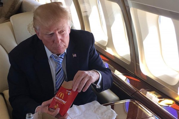 Cierre del gobierno complica a Trump... recibe en la Casa Blanca a delegación deportiva con Burger King y McDonald's