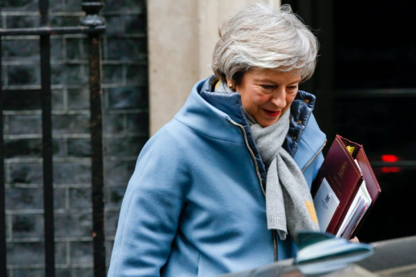 May pone fin a la discusión sobre el Brexit y se prepara para enfrentar difícil votación