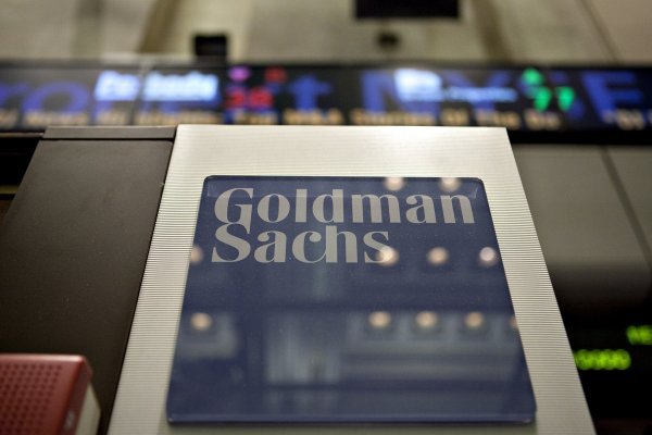 Mejores resultados de Goldman Sachs alivian a la banca de EEUU