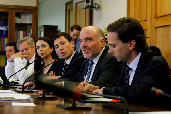 AmCham se suma a gremios empresariales y pide aumentar impuesto digital a 19% en reforma tributaria