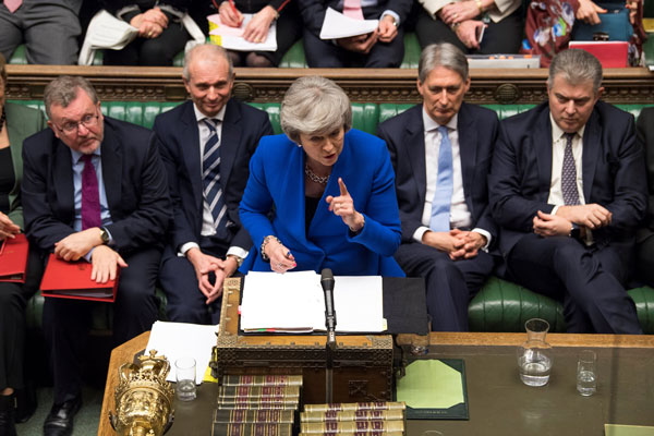 May sobrevive por poco moción de censura, pero continúa sin respaldo para ejecutar el Brexit