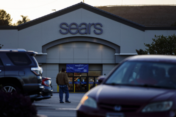 Sears se salva de la bancarrota, luego de que su presidente ganara la subasta