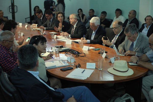 Gobierno y trabajadores portuarios definen pauta para mesa de trabajo