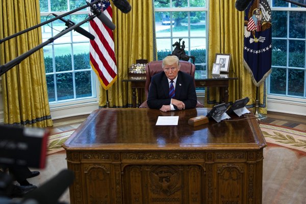 Cierre federal de EEUU golpea la confianza de los consumidores y la popularidad de Trump