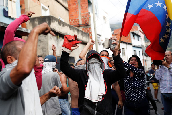 Detienen a 27 militares sublevados y venezolanos se alzan