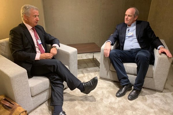 Larraín en Davos se reúne con CEO de Alibaba, quien le promete nuevas inversiones en Chile
