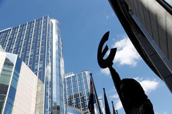 BCE mantiene las tasas y reconoce nuevas señales de debilidad económica