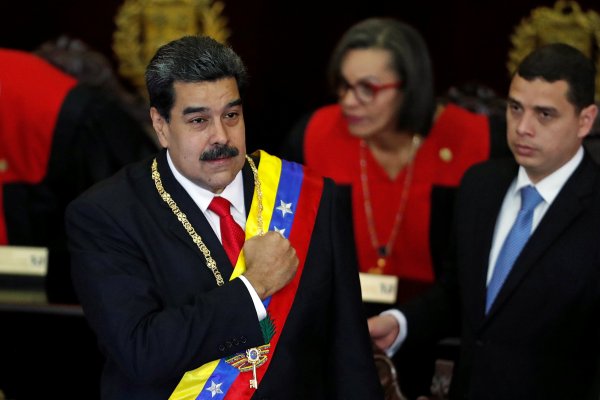 Maduro reaparece, FFAA le declaran lealtad y el mundo se divide ante nueva fase de la crisis venezolana