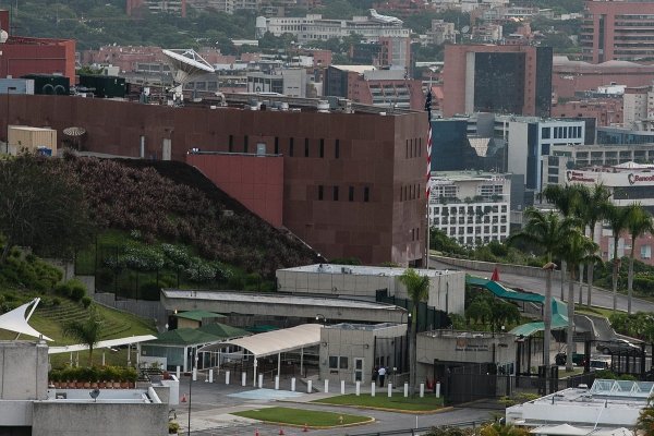 Gobierno de EEUU evacua de Caracas a personal no esencial y recomienda a sus ciudadanos abandonar el país