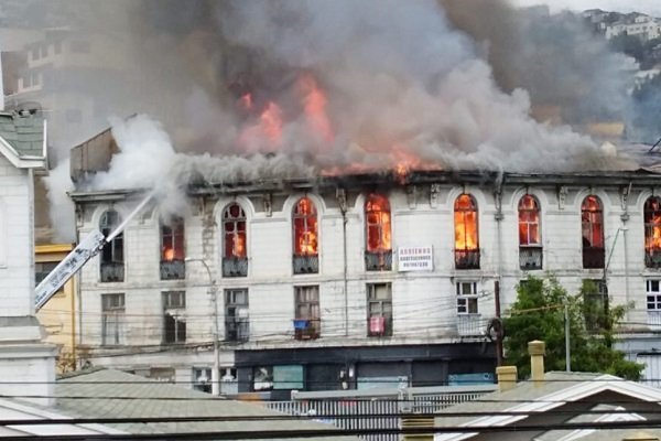 Alerta por incendio en centro de Valparaíso: "Es probable que una muralla del edificio colapse"