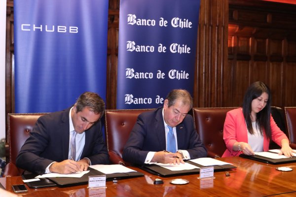 Mario Romanelli, gerente general Chubb Seguros Chile S.A., Eduardo Ebensperger, gerente general Banco de Chile y Michelle Lozano, gerente de operaciones de Chubb.