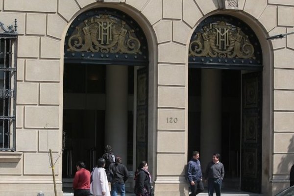 Viáticos, horas extra y pasajes aéreos: el despilfarro en el sector público que busca controlar el Gobierno