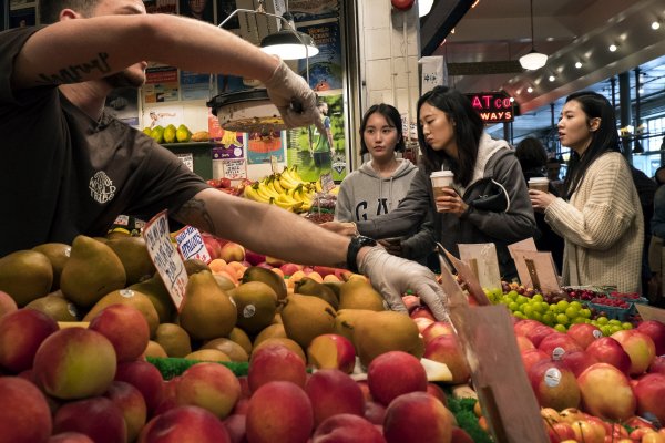 Ministro Walker por posible contaminación de fruta chilena: "no generará daños de imagen al país"