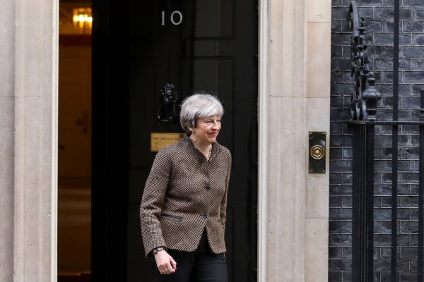 May buscará renegociación con la Unión Europea tras nuevo debate en el Parlamento