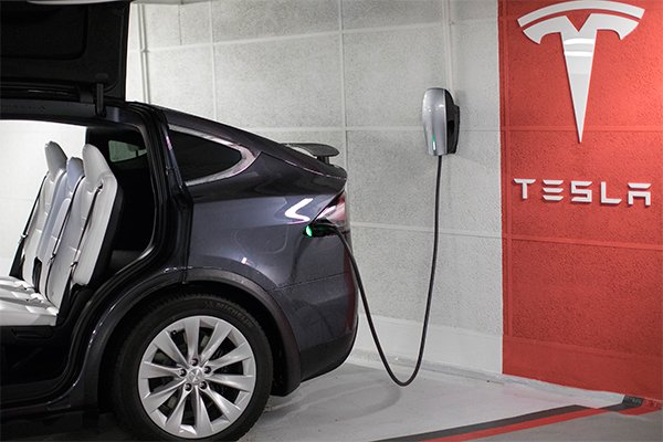 Tesla anota ganancias por segundo trimestre consecutivo, pero bajo las expectativas