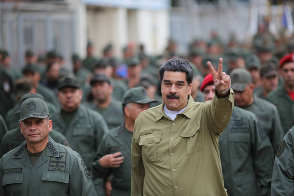 Maduro presume del apoyo militar en jornada de movilizaciones en su contra