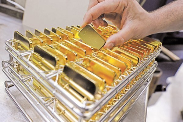 <p>Compras de oro marcan récord con países buscando reducir su exposición al dólar</p>