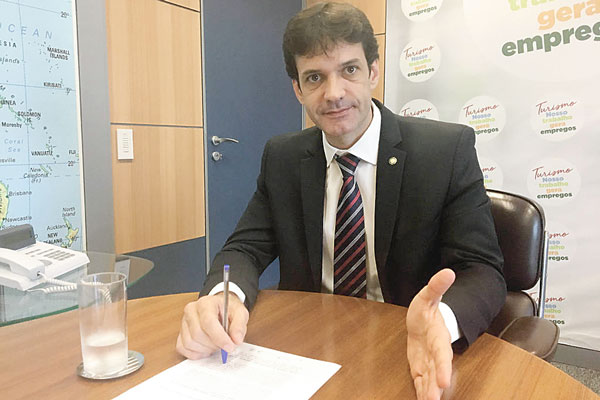 Acusan a ministro de Bolsonaro de crear campañas para desviar fondos