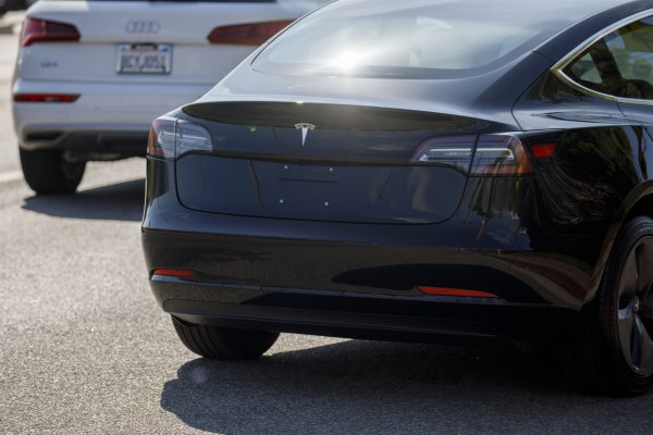 Tesla reduce por segunda vez en el año el precio de su Model 3