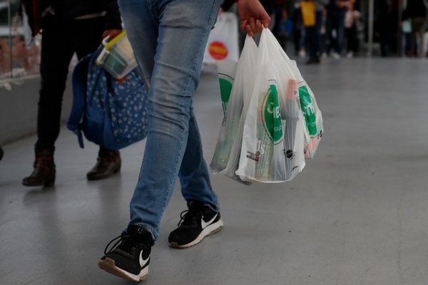Principal empresa productora de bolsas plásticas sobrevive tras prohibición de su uso en supermercados