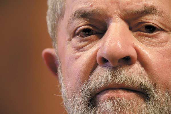 <p>Nuevo golpe a Lula: justicia lo condena a 12 años de prisión en un nuevo caso de corrupción</p>