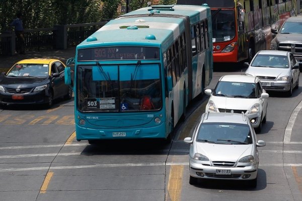 Tres líneas del Transantiago sacan nota roja en indicadores de calidad en el horario punta