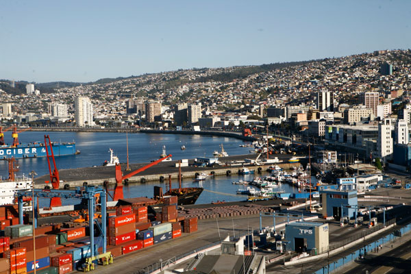 Envíos de cerezas y compras de bienes de capital salvaron el comercio exterior chileno en enero