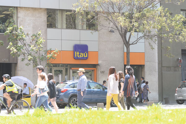 Itaú busca crecer en el segmento comercial tras dos años de caídas en participación