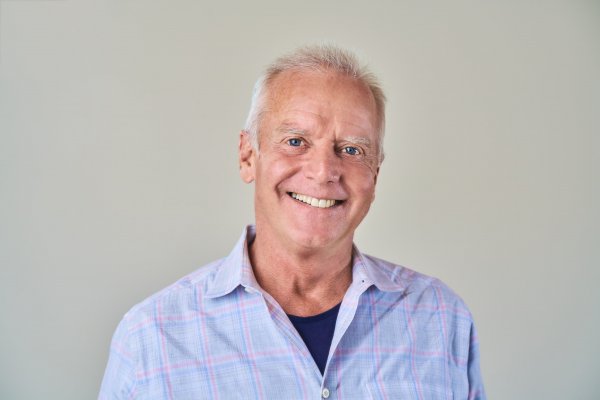 Airbnb se pone en hombros "monumental tarea" y contrata a Fred Reid para lograrlo