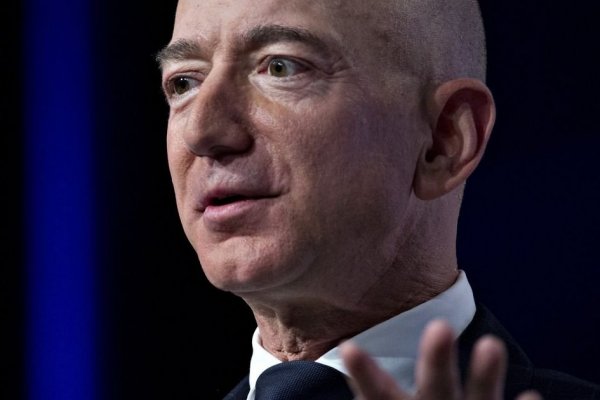 Polémica al rojo: Jeff Bezos acusa de extorsión y chantaje a medio cercano a Donald Trump