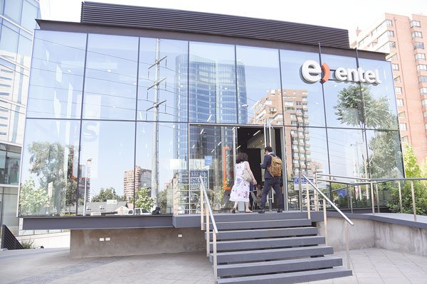 Acciones de Entel caen más de 4% en jornada de poco movimiento