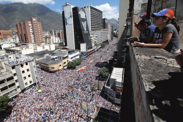 Guaidó desafía a Maduro y fija fecha para ingreso de ayuda a Venezuela