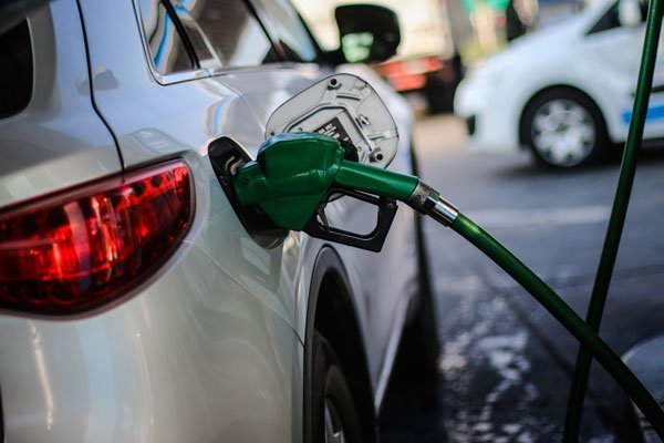Hacienda asegura que se registrarán cinco nuevas caídas consecutivas en los precios de los combustibles