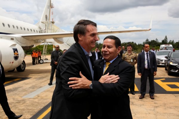 Bolsonaro abandona el hospital con reforma de pensiones en la agenda